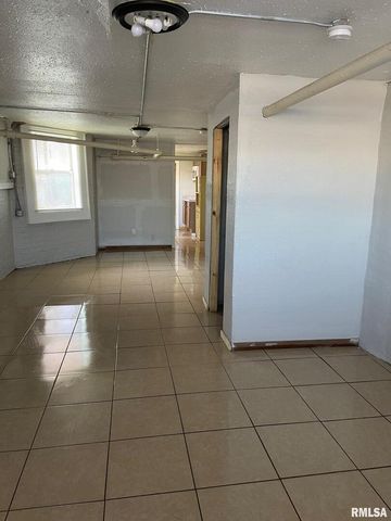 805 W 2ND Street, Davenport, IA 52802