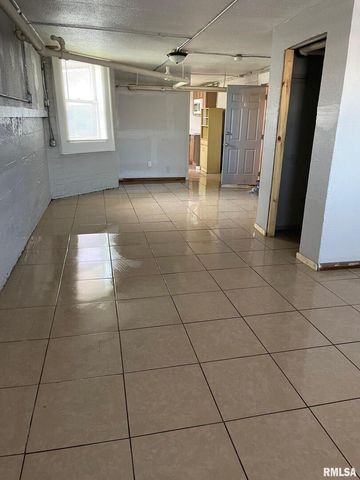 805 W 2ND Street, Davenport, IA 52802