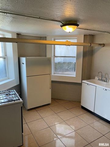 805 W 2ND Street, Davenport, IA 52802