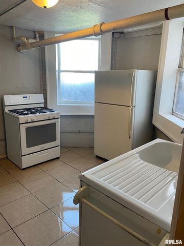 805 W 2ND Street, Davenport, IA 52802