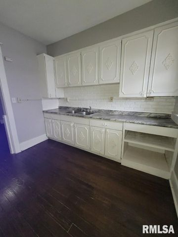 805 W 2ND Street, Davenport, IA 52802