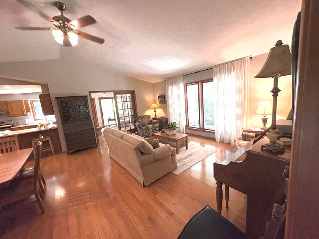4729 Kenowa Avenue Sw, Jamestown Twp, MI 49418