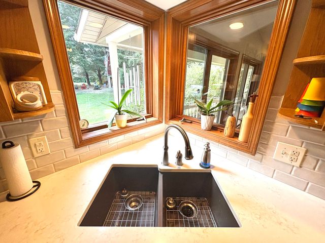 4729 Kenowa Avenue Sw, Jamestown Twp, MI 49418