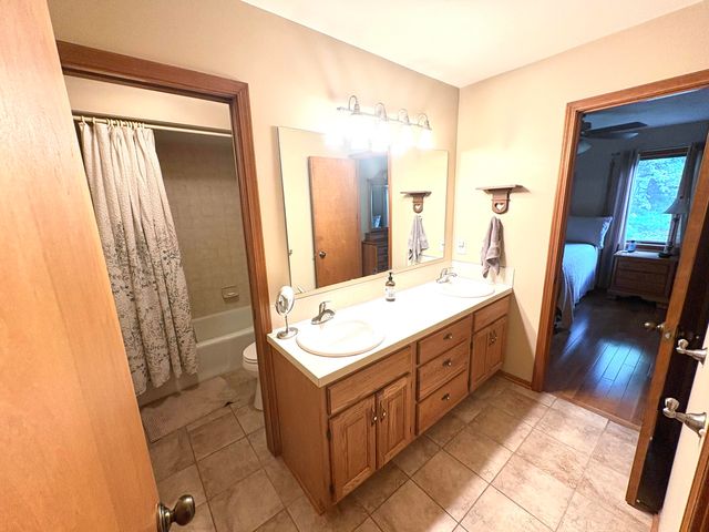 4729 Kenowa Avenue Sw, Jamestown Twp, MI 49418