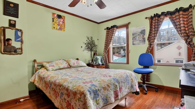 9429 Park Lane S, Woodhaven, NY 11421