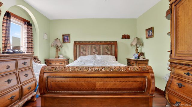 9429 Park Lane S, Woodhaven, NY 11421