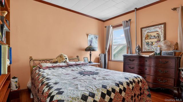 9429 Park Lane S, Woodhaven, NY 11421