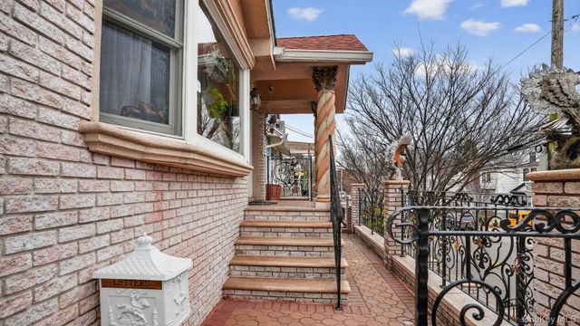 9429 Park Lane S, Woodhaven, NY 11421