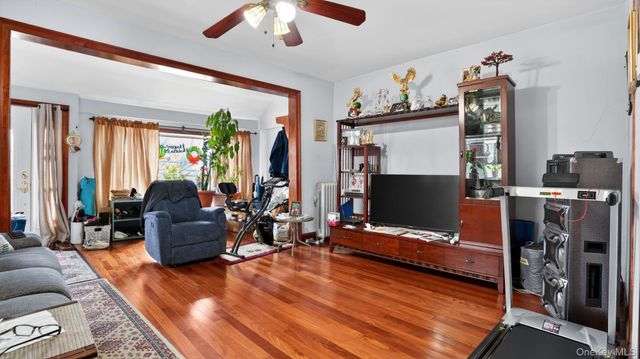 9429 Park Lane S, Woodhaven, NY 11421