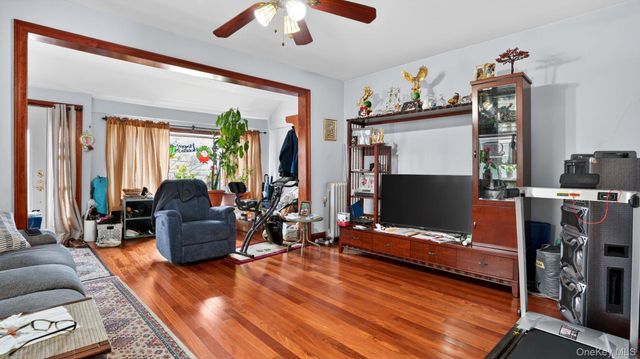 9429 Park Lane S, Woodhaven, NY 11421