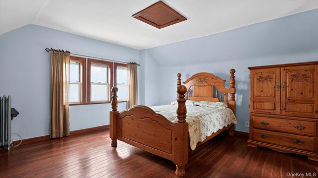 9429 Park Lane S, Woodhaven, NY 11421