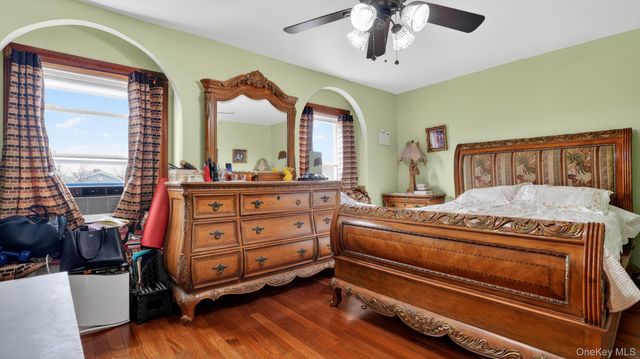 9429 Park Lane S, Woodhaven, NY 11421