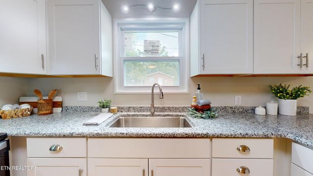 3766 Old Bridge Rd, Cookeville, TN 38506