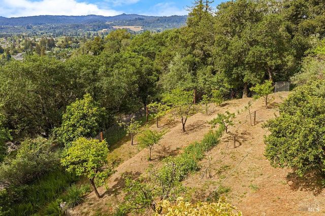 1212 N Fitch Mountain Rd, Healdsburg, CA 95448