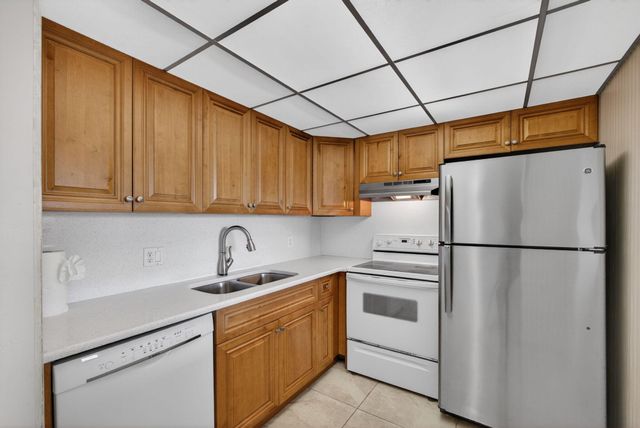 300 S Village Green Cir Circle S 420, Palm Springs, FL 33461