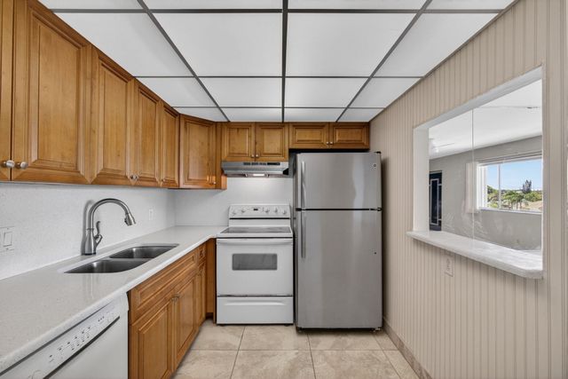 300 S Village Green Cir Circle S 420, Palm Springs, FL 33461