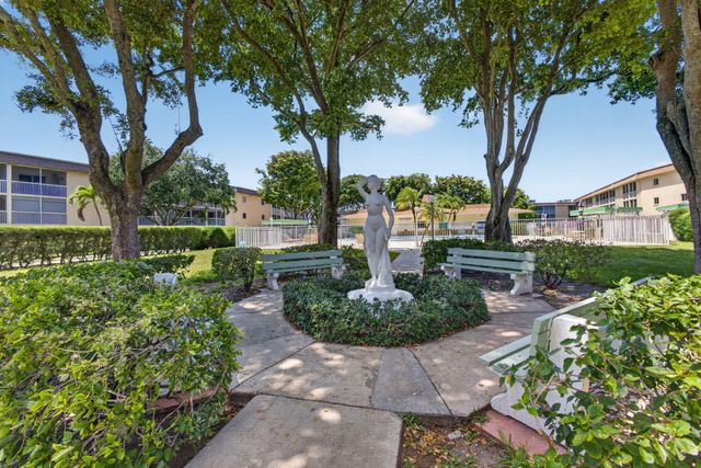 300 S Village Green Cir Circle S 420, Palm Springs, FL 33461