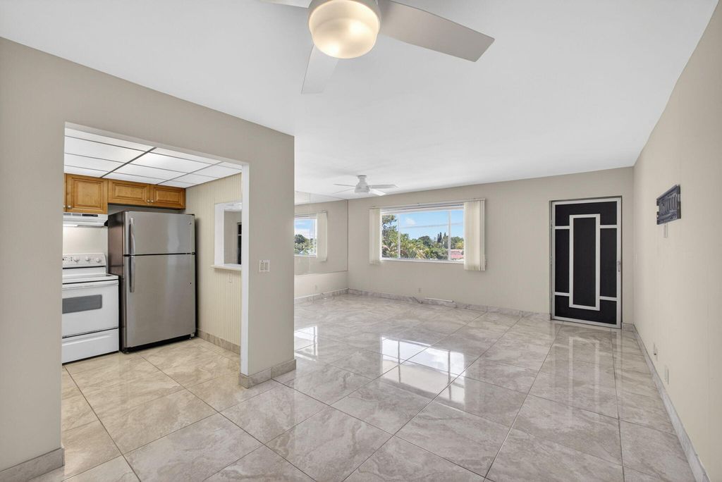 300 S Village Green Cir Circle S 420, Palm Springs, FL 33461