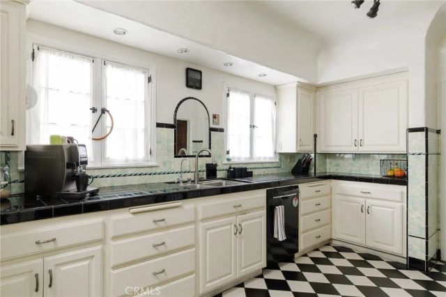 7 37th Place, Long Beach, CA 90803