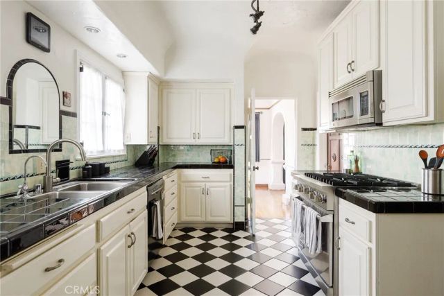 7 37th Place, Long Beach, CA 90803