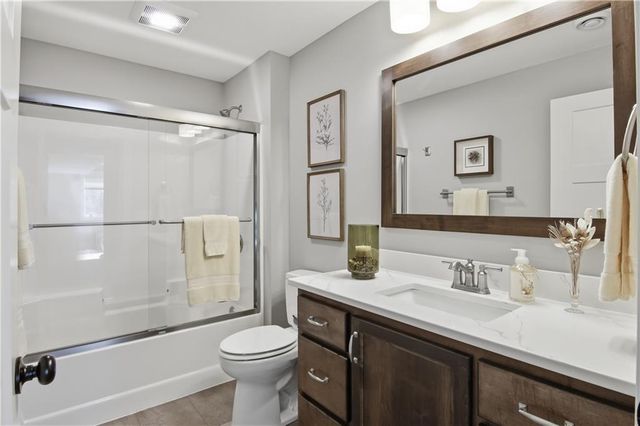 4615 S Oakwood Hills Parkway, Eau Claire, WI 54701