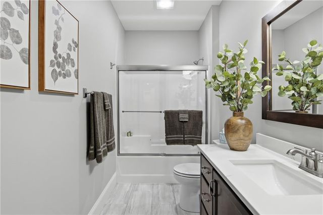 4615 S Oakwood Hills Parkway, Eau Claire, WI 54701