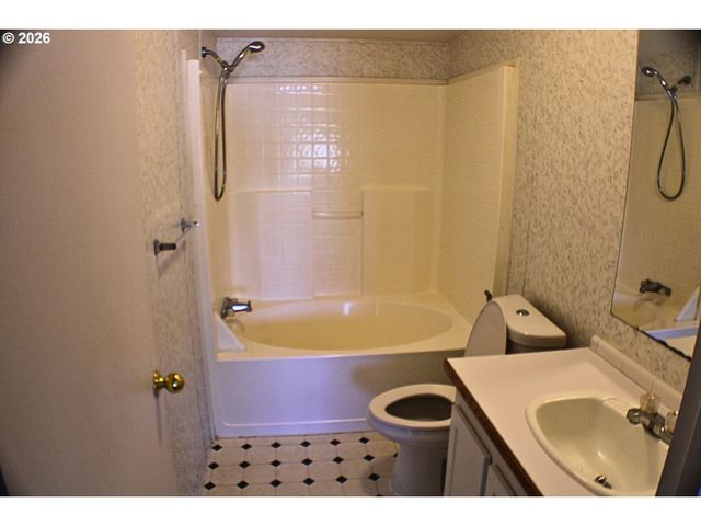 130 Nw STEPHANIE Ct, Winston, OR 97496