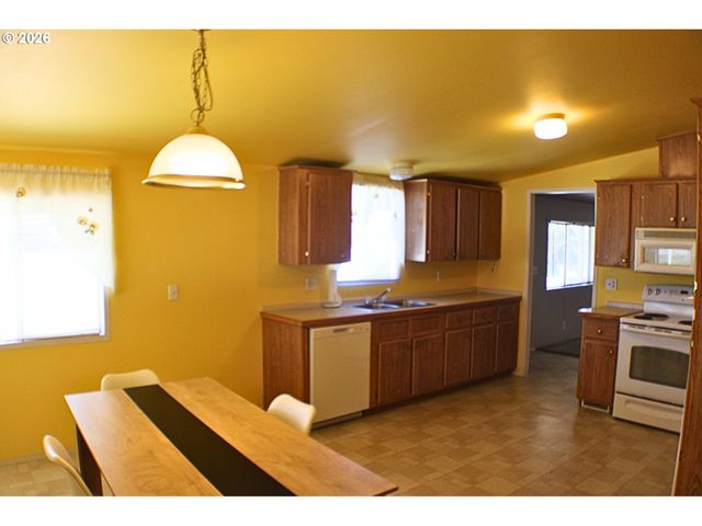 130 Nw STEPHANIE Ct, Winston, OR 97496