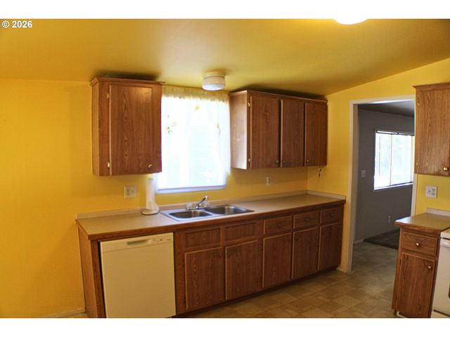 130 Nw STEPHANIE Ct, Winston, OR 97496