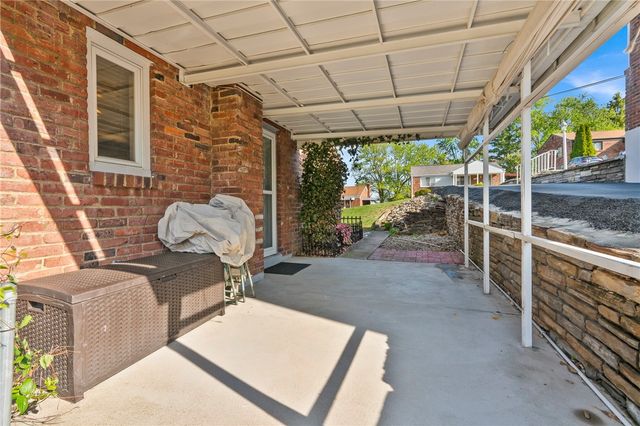 1615 Blossom Hill Rd, Castle Shannon, PA 15234