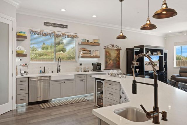 2125 Snyder Ln, Stockton, CA 95215