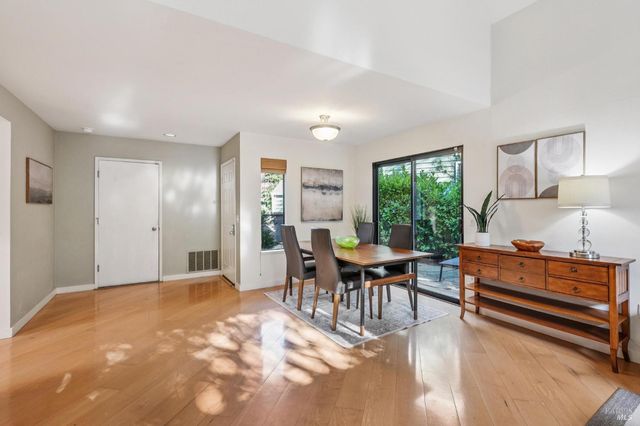 5 Creekside Dr, San Rafael, CA 94903