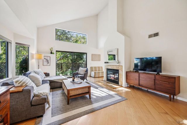 5 Creekside Dr, San Rafael, CA 94903