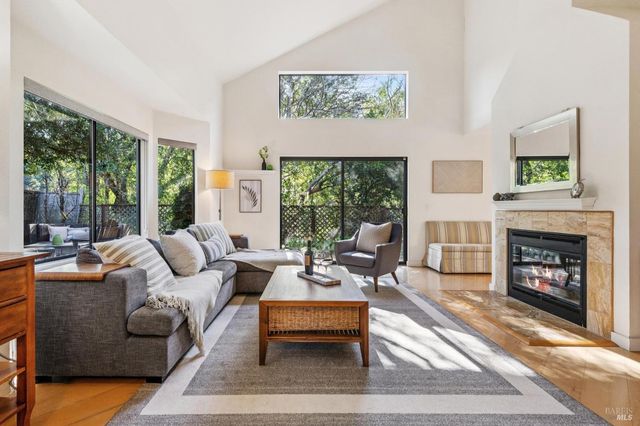 5 Creekside Dr, San Rafael, CA 94903