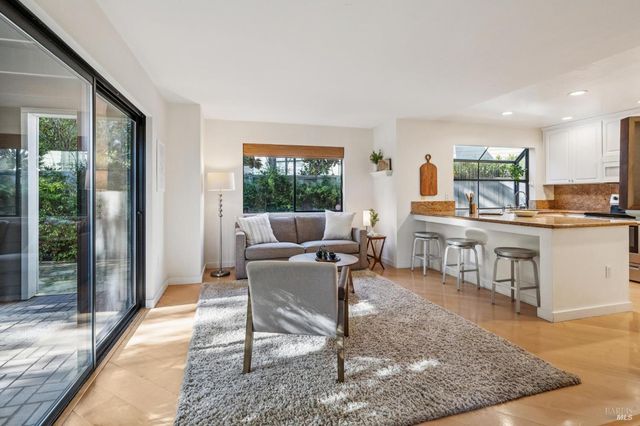 5 Creekside Dr, San Rafael, CA 94903