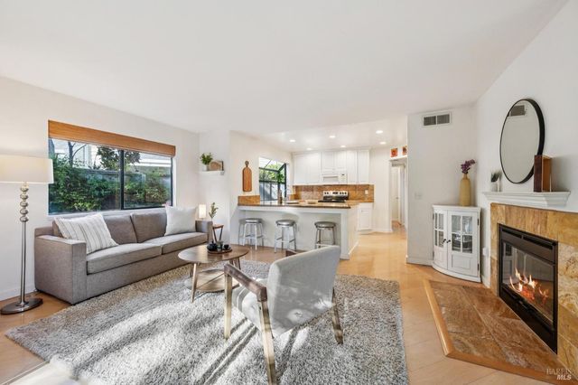 5 Creekside Dr, San Rafael, CA 94903