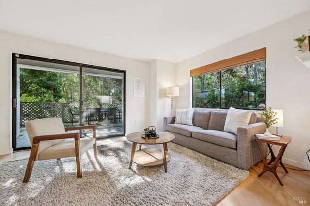 5 Creekside Dr, San Rafael, CA 94903