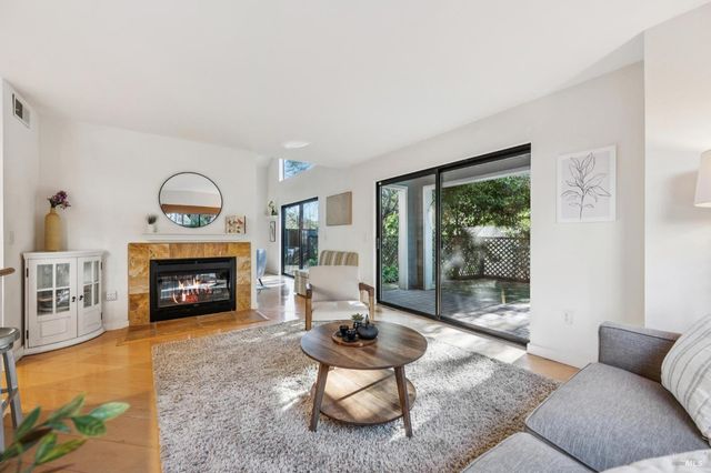 5 Creekside Dr, San Rafael, CA 94903