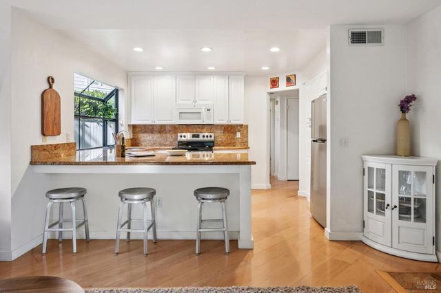 5 Creekside Dr, San Rafael, CA 94903