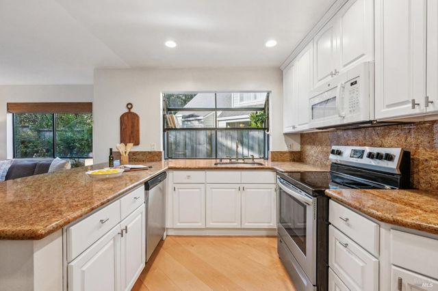 5 Creekside Dr, San Rafael, CA 94903