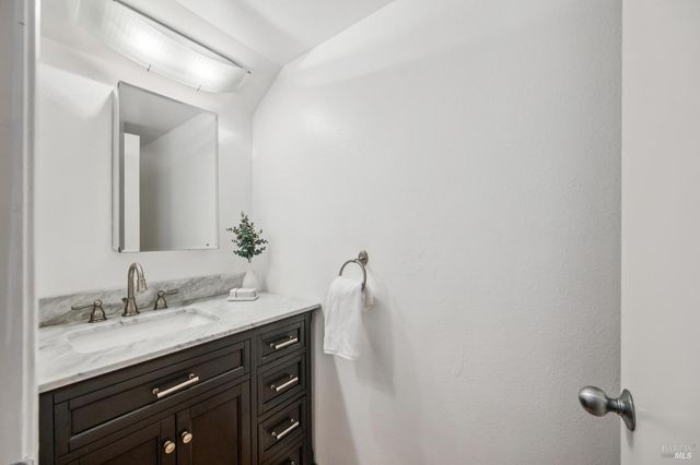 5 Creekside Dr, San Rafael, CA 94903