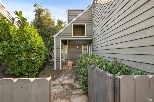 5 Creekside Dr, San Rafael, CA 94903