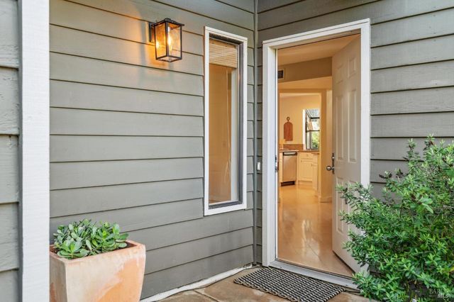 5 Creekside Dr, San Rafael, CA 94903