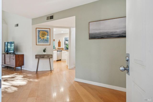 5 Creekside Dr, San Rafael, CA 94903