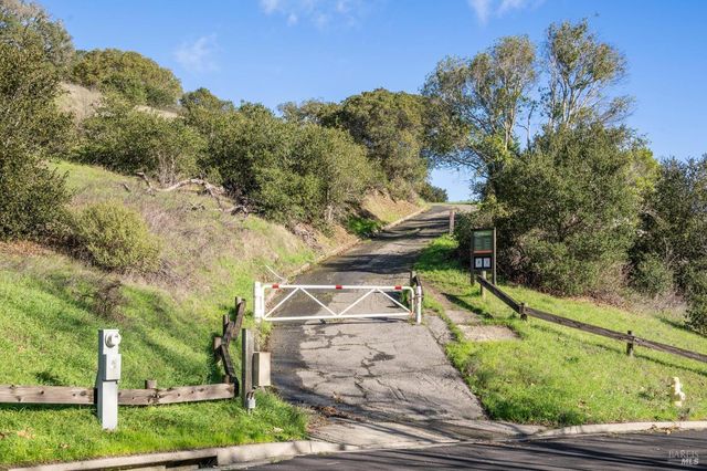 5 Creekside Dr, San Rafael, CA 94903