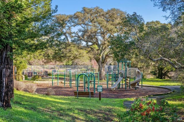 5 Creekside Dr, San Rafael, CA 94903