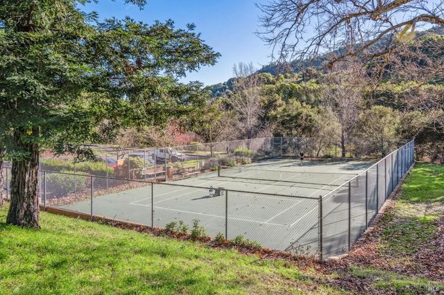 5 Creekside Dr, San Rafael, CA 94903