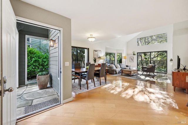 5 Creekside Dr, San Rafael, CA 94903