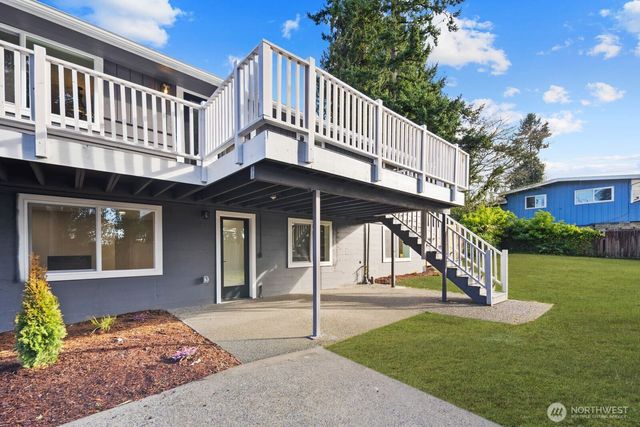 2734 Sunset Drive W, University Place, WA 98466