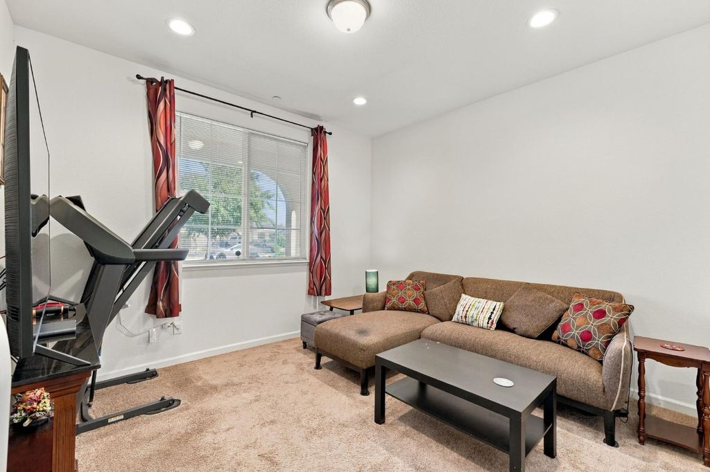 Image 10 of property listing at 7099 N Shiraz Avenue, Fresno, CA 93722